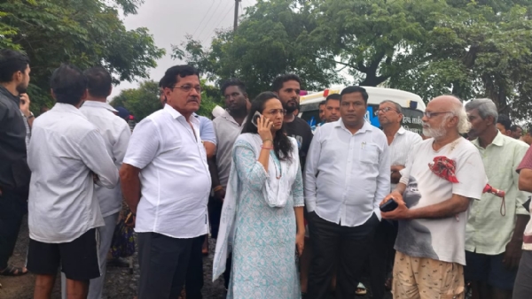 ### **खानाव दुर्घटनेनंतर प्रशासन नमले; मृताच्या कुटुंबाला १५ लाखांच्या मदतीचे आश्वासन** **अलिबाग, दि. ८ :** अलिबाग तालुक्यातील खानाव येथील पुलावरील भगदाडात पडून ६५ वर्षीय चांगू घरत यांचा दुर्दैवी मृत्यू झाल्यानंतर संतप्त ग्रामस्थांनी मृताच्या कुटुंबाला १५ लाख रुपयांची आर्थिक मदत जाहीर होईपर्यंत मृतदेह शवविच्छेदनासाठी नेण्यास ठाम विरोध केला. ग्रामस्थांच्या आक्रमक भूमिकेमुळे अखेर प्रशासनाला माघार घ्यावी लागली आणि सार्वजनिक बांधकाम विभागाच्या वतीने १५ लाख रुपयांची मदत देण्याचे आश्वासन देण्यात आले. चांगू घरत यांचा पुलावरील भगदाडात पडून मृत्यू झाल्यानंतर सार्वजनिक बांधकाम विभागाच्या निष्काळजीपणामुळे ही दुर्घटना घडल्याचा आरोप ग्रामस्थांनी केला. योग्य भरपाई मिळाल्याशिवाय मृतदेह हलवू देणार नसल्याची भूमिका घेतल्याने पोलीस, महसूल आणि सार्वजनिक बांधकाम विभागाच्या अधिकाऱ्यांची चांगलीच धावपळ उडाली. घटनेची माहिती मिळताच शेकापच्या राज्य प्रवक्त्या चित्रलेखा पाटील यांनी घटनास्थळी धाव घेत अधिकाऱ्यांना जाब विचारला. त्यांनी उपविभागीय अधिकारी मुकेश चव्हाण यांच्याशी संपर्क साधून मृताच्या कुटुंबाला तातडीने न्याय मिळावा, अशी मागणी केली. उपसरपंच निलेश गायकर आणि ग्रामस्थांनीही ही मागणी लावून धरली. अखेर सार्वजनिक बांधकाम विभागाचे प्रभारी उपअभियंता दिनेश पराते यांनी महसूल विभागाच्या समन्वयाने मृताच्या नातेवाईकांना १५ लाख रुपयांची आर्थिक मदत देण्याचे आश्वासन दिले. त्यानंतर ग्रामस्थांनी आंदोलन मागे घेत मृतदेह शवविच्छेदनासाठी पाठविण्यास संमती दिली. या घटनेमुळे परिसरात सुमारे चार ते पाच तास तणावाचे वातावरण निर्माण झाले होते. प्रशासनाने पुलावरील भगदाडाची तातडीने दुरुस्ती करून भविष्यात अशा घटना टाळण्यासाठी आवश्यक उपाययोजना कराव्यात, अशी मागणी ग्रामस्थांनी केली. ### **खानाव दुर्घटनेनंतर प्रशासन नमले; मृताच्या कुटुंबाला १५ लाखांच्या मदतीचे आश्वासन** **अलिबाग, दि. ८ :** अलिबाग तालुक्यातील खानाव येथील पुलावरील भगदाडात पडून ६५ वर्षीय चांगू घरत यांचा दुर्दैवी मृत्यू झाल्यानंतर संतप्त ग्रामस्थांनी मृताच्या कुटुंबाला १५ लाख रुपयांची आर्थिक मदत जाहीर होईपर्यंत मृतदेह शवविच्छेदनासाठी नेण्यास ठाम विरोध केला. ग्रामस्थांच्या आक्रमक भूमिकेमुळे अखेर प्रशासनाला माघार घ्यावी लागली आणि सार्वजनिक बांधकाम विभागाच्या वतीने १५ लाख रुपयांची मदत देण्याचे आश्वासन देण्यात आले. चांगू घरत यांचा पुलावरील भगदाडात पडून मृत्यू झाल्यानंतर सार्वजनिक बांधकाम विभागाच्या निष्काळजीपणामुळे ही दुर्घटना घडल्याचा आरोप ग्रामस्थांनी केला. योग्य भरपाई मिळाल्याशिवाय मृतदेह हलवू देणार नसल्याची भूमिका घेतल्याने पोलीस, महसूल आणि सार्वजनिक बांधकाम विभागाच्या अधिकाऱ्यांची चांगलीच धावपळ उडाली. घटनेची माहिती मिळताच शेकापच्या राज्य प्रवक्त्या चित्रलेखा पाटील यांनी घटनास्थळी धाव घेत अधिकाऱ्यांना जाब विचारला. त्यांनी उपविभागीय अधिकारी मुकेश चव्हाण यांच्याशी संपर्क साधून मृताच्या कुटुंबाला तातडीने न्याय मिळावा, अशी मागणी केली. उपसरपंच निलेश गायकर आणि ग्रामस्थांनीही ही मागणी लावून धरली. अखेर सार्वजनिक बांधकाम विभागाचे प्रभारी उपअभियंता दिनेश पराते यांनी महसूल विभागाच्या समन्वयाने मृताच्या नातेवाईकांना १५ लाख रुपयांची आर्थिक मदत देण्याचे आश्वासन दिले. त्यानंतर ग्रामस्थांनी आंदोलन मागे घेत मृतदेह शवविच्छेदनासाठी पाठविण्यास संमती दिली. या घटनेमुळे परिसरात सुमारे चार ते पाच तास तणावाचे वातावरण निर्माण झाले होते. प्रशासनाने पुलावरील भगदाडाची तातडीने दुरुस्ती करून भविष्यात अशा घटना टाळण्यासाठी आवश्यक उपाययोजना कराव्यात, अशी मागणी ग्रामस्थांनी केली.