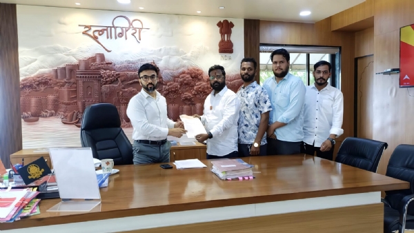 रत्नागिरी रेल्वे स्थानक दुर्घटनेबाबत जिल्हाधिकाऱ्यांना मनसेचे निवेदन रत्नागिरी रेल्वे स्थानक दुर्घटनेबाबत जिल्हाधिकाऱ्यांना मनसेचे निवेदन