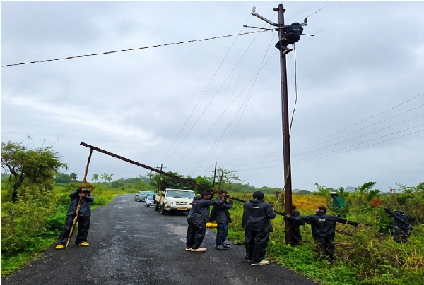 Mahavitaran succeeds after round-the-clock hard work; 99% of power supply restored. Mahavitaran succeeds after round-the-clock hard work; 99% of power supply restored.