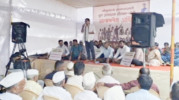 गोकुळ चौकात भर पावसात आत्मक्लेश आंदोलन गोकुळ चौकात भर पावसात आत्मक्लेश आंदोलन