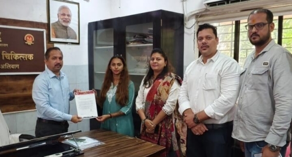 रायगडकरांच्या आरोग्य हक्कासाठी नगराध्यक्षा अक्षया नाईक मैदानात जिल्हाधिकारी व जिल्हा शल्यचिकित्सकांना दिले निवेदन अँड.रत्नाकर पाटील अलिबाग:- अलिबाग जिल्हा शासकीय रुग्णालयातील अस्वच्छता, अपुऱ्या सुविधा आणि रुग्णांच्या गैरसोयींची दखल घेत बुधवारी (दि. 8) नगराध्यक्षा अक्षया नाईक यांनी रुग्णालयाची पाहणी केली. त्यानंतर प्रशासनाला निवेदन देत धारेवर धरले. पाहणी दरम्यान रुग्णालयाच्या इमारतीची मोठ्या प्रमाणात पडझड झाल्याचे, अनेक ठिकाणी धोकादायक अवस्था निर्माण झाल्याचे तसेच रुग्ण आणि त्यांच्या नातेवाईकांना प्रचंड गैरसोयींना सामोरे जावे लागत असल्याचे चित्र समोर आले. काही कर्मचारी आणि परिचारिकांकडून नागरिकांशी उद्धट भाषेत वागणूक दिली जात असल्याच्या तक्रारीही नगराध्यक्षांच्या निदर्शनास आल्या. यावर त्यांनी नाराजी व्यक्त करत, सरकारी रुग्णालयात येणाऱ्या प्रत्येक रुग्णाला सन्मानाची वागणूक मिळाली पाहिजे, अशी भूमिका मांडली. जिल्हा रुग्णालयाची इमारत धोकादायक, महत्त्वाचे विभाग स्थलांतराच्या उंबरठ्यावर आणि रायगडच्या पहिल्या शासकीय वैद्यकीय महाविद्यालयाच्या भवितव्यावर प्रश्नचिन्ह ! अशा गंभीर परिस्थितीत प्रशासनाच्या निर्णयाची वाट न पाहता अलिबागच्या तरुण नगराध्यक्षा अक्षया नाईक यांनी थेट मैदानात उतरून लढाईची भूमिका घेतली आहे. जिल्हाधिकारी आणि जिल्हा शल्यचिकित्सकांना निवेदन देत त्यांनी स्पष्ट शब्दांत इशारा दिला की, “अलिबागचे जिल्हा रुग्णालय आणि त्याची ओळख हिरावून घेणारा कोणताही निर्णय रायगडकर सहन करणार नाहीत. यासंदर्भात नगराध्यक्षा अक्षया नाईकयांनी जिल्हाधिकारी आणि जिल्हा शल्यचिकित्सक या दोन्ही प्रमुख प्रशासकीय यंत्रणांनी तातडीने हस्तक्षेप करून अलिबाग जिल्हा रुग्णालयातील महत्त्वाचे विभाग जिल्ह्याबाहेर स्थलांतरित न करण्याबाबत सकारात्मक निर्णय घ्यावा, अशी विनंती केली आहे. मात्र या मागण्यांकडे दुर्लक्ष करून सकारात्मक निर्णय न घेतल्यास नागरिक, लोकप्रतिनिधी आणि सामाजिक संघटनांना सोबत घेऊन लोकशाही मार्गाने तीव्र जनआंदोलन छेडण्यात येईल, असा स्पष्ट इशाराही त्यांनी दिला आहे. जिल्हा शल्यचिकित्सक आणि जिल्हाधिकाऱ्यांना दिलेल्या निवेदनात नमूद करण्यात आले आहे की, सार्वजनिक बांधकाम विभागाने (PWD) जिल्हा रुग्णालयाच्या दुसऱ्या मजल्यावरील शस्त्रक्रिया विभाग तसेच पी.एम.सी. आणि के.एम.सी. वॉर्ड असलेली इमारत धोकादायक असल्याचे निदर्शनास आणले आहे. रुग्णांच्या सुरक्षिततेच्या दृष्टीने हे विभाग तात्पुरते सुरक्षित इमारतीत हलविण्याची आवश्यकता असल्यास त्याला कोणताही विरोध नाही. मात्र या विभागांचे पेण अथवा पनवेल येथे स्थलांतर करण्याचा कोणताही निर्णय स्वीकारला जाणार नाही, अशी स्पष्ट भूमिका त्यांनी मांडली आहे. निवेदनात पुढे म्हटले आहे की, अलिबाग हे रायगड जिल्ह्याचे मुख्यालय असून अलिबाग, मुरुड, श्रीवर्धन, म्हसळा, तळा, रोहा तसेच किनारपट्टी आणि ग्रामीण भागातील हजारो नागरिक उपचारासाठी जिल्हा सामान्य रुग्णालयावर अवलंबून आहेत. महत्त्वाचे विभाग पेण किंवा पनवेल येथे हलविल्यास गरीब, ज्येष्ठ नागरिक, महिला, अपघातग्रस्त आणि गंभीर रुग्णांना अतिरिक्त प्रवास, आर्थिक भार आणि वेळेवर उपचार न मिळाल्यामुळे मोठ्या अडचणींचा सामना करावा लागेल, असा इशारा निवेदनातून देण्यात आला आहे. रायगडकरांच्या आरोग्य हक्कासाठी नगराध्यक्षा अक्षया नाईक मैदानात जिल्हाधिकारी व जिल्हा शल्यचिकित्सकांना दिले निवेदन अँड.रत्नाकर पाटील अलिबाग:- अलिबाग जिल्हा शासकीय रुग्णालयातील अस्वच्छता, अपुऱ्या सुविधा आणि रुग्णांच्या गैरसोयींची दखल घेत बुधवारी (दि. 8) नगराध्यक्षा अक्षया नाईक यांनी रुग्णालयाची पाहणी केली. त्यानंतर प्रशासनाला निवेदन देत धारेवर धरले. पाहणी दरम्यान रुग्णालयाच्या इमारतीची मोठ्या प्रमाणात पडझड झाल्याचे, अनेक ठिकाणी धोकादायक अवस्था निर्माण झाल्याचे तसेच रुग्ण आणि त्यांच्या नातेवाईकांना प्रचंड गैरसोयींना सामोरे जावे लागत असल्याचे चित्र समोर आले. काही कर्मचारी आणि परिचारिकांकडून नागरिकांशी उद्धट भाषेत वागणूक दिली जात असल्याच्या तक्रारीही नगराध्यक्षांच्या निदर्शनास आल्या. यावर त्यांनी नाराजी व्यक्त करत, सरकारी रुग्णालयात येणाऱ्या प्रत्येक रुग्णाला सन्मानाची वागणूक मिळाली पाहिजे, अशी भूमिका मांडली. जिल्हा रुग्णालयाची इमारत धोकादायक, महत्त्वाचे विभाग स्थलांतराच्या उंबरठ्यावर आणि रायगडच्या पहिल्या शासकीय वैद्यकीय महाविद्यालयाच्या भवितव्यावर प्रश्नचिन्ह ! अशा गंभीर परिस्थितीत प्रशासनाच्या निर्णयाची वाट न पाहता अलिबागच्या तरुण नगराध्यक्षा अक्षया नाईक यांनी थेट मैदानात उतरून लढाईची भूमिका घेतली आहे. जिल्हाधिकारी आणि जिल्हा शल्यचिकित्सकांना निवेदन देत त्यांनी स्पष्ट शब्दांत इशारा दिला की, “अलिबागचे जिल्हा रुग्णालय आणि त्याची ओळख हिरावून घेणारा कोणताही निर्णय रायगडकर सहन करणार नाहीत. यासंदर्भात नगराध्यक्षा अक्षया नाईकयांनी जिल्हाधिकारी आणि जिल्हा शल्यचिकित्सक या दोन्ही प्रमुख प्रशासकीय यंत्रणांनी तातडीने हस्तक्षेप करून अलिबाग जिल्हा रुग्णालयातील महत्त्वाचे विभाग जिल्ह्याबाहेर स्थलांतरित न करण्याबाबत सकारात्मक निर्णय घ्यावा, अशी विनंती केली आहे. मात्र या मागण्यांकडे दुर्लक्ष करून सकारात्मक निर्णय न घेतल्यास नागरिक, लोकप्रतिनिधी आणि सामाजिक संघटनांना सोबत घेऊन लोकशाही मार्गाने तीव्र जनआंदोलन छेडण्यात येईल, असा स्पष्ट इशाराही त्यांनी दिला आहे. जिल्हा शल्यचिकित्सक आणि जिल्हाधिकाऱ्यांना दिलेल्या निवेदनात नमूद करण्यात आले आहे की, सार्वजनिक बांधकाम विभागाने (PWD) जिल्हा रुग्णालयाच्या दुसऱ्या मजल्यावरील शस्त्रक्रिया विभाग तसेच पी.एम.सी. आणि के.एम.सी. वॉर्ड असलेली इमारत धोकादायक असल्याचे निदर्शनास आणले आहे. रुग्णांच्या सुरक्षिततेच्या दृष्टीने हे विभाग तात्पुरते सुरक्षित इमारतीत हलविण्याची आवश्यकता असल्यास त्याला कोणताही विरोध नाही. मात्र या विभागांचे पेण अथवा पनवेल येथे स्थलांतर करण्याचा कोणताही निर्णय स्वीकारला जाणार नाही, अशी स्पष्ट भूमिका त्यांनी मांडली आहे. निवेदनात पुढे म्हटले आहे की, अलिबाग हे रायगड जिल्ह्याचे मुख्यालय असून अलिबाग, मुरुड, श्रीवर्धन, म्हसळा, तळा, रोहा तसेच किनारपट्टी आणि ग्रामीण भागातील हजारो नागरिक उपचारासाठी जिल्हा सामान्य रुग्णालयावर अवलंबून आहेत. महत्त्वाचे विभाग पेण किंवा पनवेल येथे हलविल्यास गरीब, ज्येष्ठ नागरिक, महिला, अपघातग्रस्त आणि गंभीर रुग्णांना अतिरिक्त प्रवास, आर्थिक भार आणि वेळेवर उपचार न मिळाल्यामुळे मोठ्या अडचणींचा सामना करावा लागेल, असा इशारा निवेदनातून देण्यात आला आहे.
