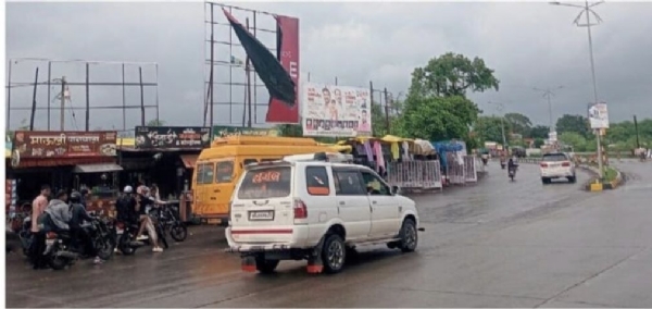 नवीन बस स्टँड परिसरातील जाहिरात फलक धोकादायक