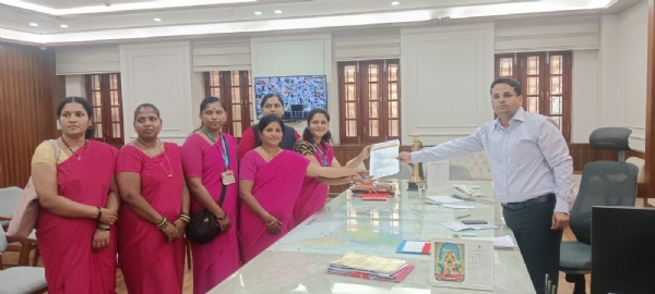 आशा सेविका संघटना निवेदन देताना