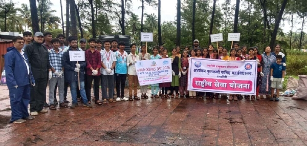 भाट्ये किनारा स्वच्छता सर्वेक्षण करणारे विद्यार्थी