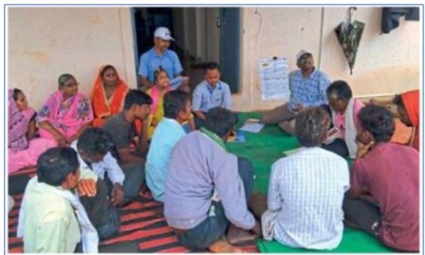 जनजागृती अभियानात सहभागीअधिकारी व शेतकरी