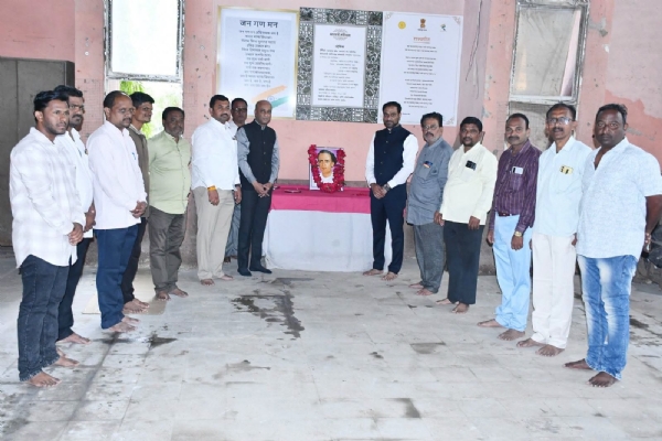 महानगरपालिकेत लोकशाहीर अण्णाभाऊ साठे यांची जयंती उत्साहात साजरी