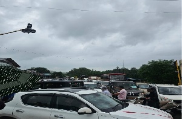 लाखो खर्चून उभारलेला सिग्नल शोपीस; कर्जतमध्ये वाहतूक कोंडी कायम