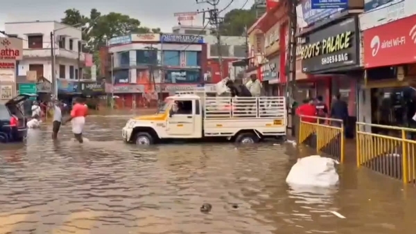 केरळमध्ये मुसळधार पावसामुळे पूर आणि भूस्खलन