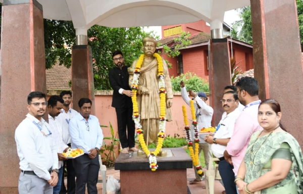 लोकमान्य टिळकांना अभिवादन लोकमान्य टिळकांना अभिवादन