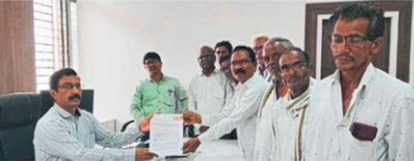 चिखलीतील शेतकर्!यांच्या पिकांचे नुकसान चिखलीतील शेतकर्!यांच्या पिकांचे नुकसान