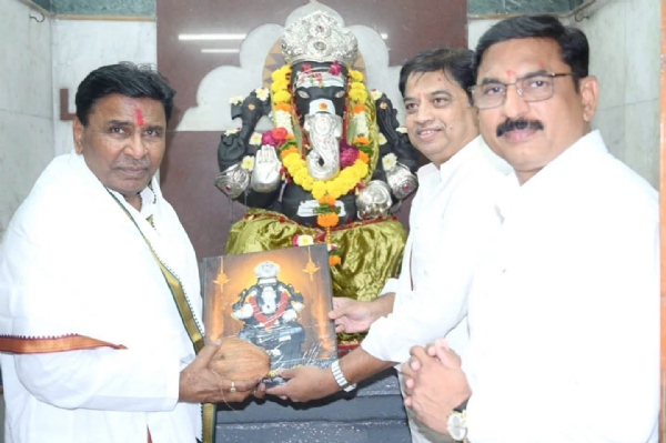 सिद्धिविनायक मंदिरात दर्शन