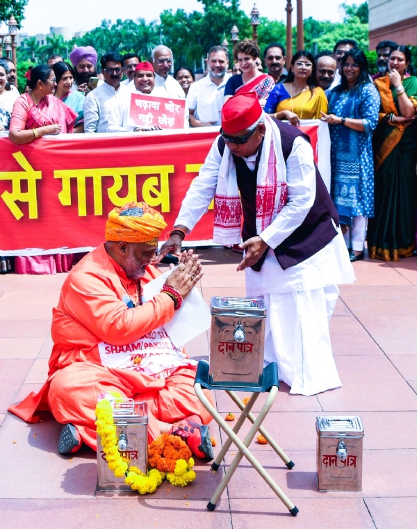 संसद परिसरात पथनाट्य करताना पप्पू यादव आणि इतर विरोधक