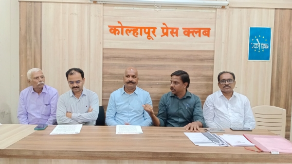 प्रॅक्टिस फुटबॉल क्लबचे अध्यक्ष नितीन सावंत, सेक्रेटरी रमेश मोरे आदी प्रॅक्टिस फुटबॉल क्लबचे अध्यक्ष नितीन सावंत, सेक्रेटरी रमेश मोरे आदी