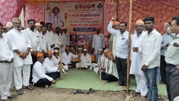 राष्ट्रसंत तुकडोजी महाराजांना भारतरत्न द्या; तिवस्यात बेमुदत अन्नत्याग आंदोलन सुरू.. राष्ट्रसंत तुकडोजी महाराजांना भारतरत्न द्या; तिवस्यात बेमुदत अन्नत्याग आंदोलन सुरू..