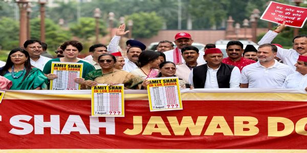 आंदोलनकर्त्या विद्यार्थ्यांवर बळाचा वापर केल्याप्रकरणी विरोधकांचे संसद परिसरात आंदोलन