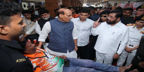 दिल्लीतील आर्मी हॉस्पिटलमध्ये ८०० शिवसैनिकांचे महारक्तदान!