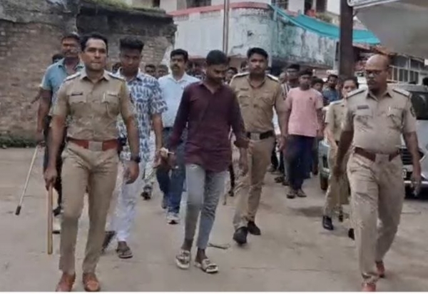 राहुल रावेरकर हत्याकांडातील आरोपींची गावातून धिंड; संतप्त ग्रामस्थांचा पोलिसांना घेराव