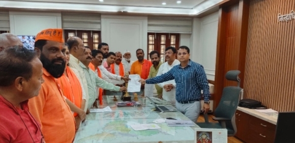 हिंदु जनजागृती समितीच्या वतीने निवेदन हिंदु जनजागृती समितीच्या वतीने निवेदन