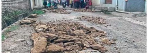 खड्डे बुजविण्यासाठी गोटाड मुरूम सभापतींच्या प्रभागातच मलमपट्टी; प्रशासनावर नागरिकांचा रोष