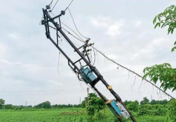 झुकलेल्या रोहित्रामुळे अपघाताचा धोका