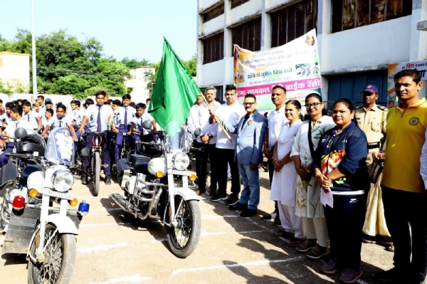परभणीत तिरंगा सायकल-बाईक रॅलीचा उत्साह जिल्हाधिकारी, पोलीस अधीक्षकांसह अधिकारी, विद्यार्थी व नागरिकांचा उत्स्फूर्त सहभाग परभणीत तिरंगा सायकल-बाईक रॅलीचा उत्साह जिल्हाधिकारी, पोलीस अधीक्षकांसह अधिकारी, विद्यार्थी व नागरिकांचा उत्स्फूर्त सहभाग