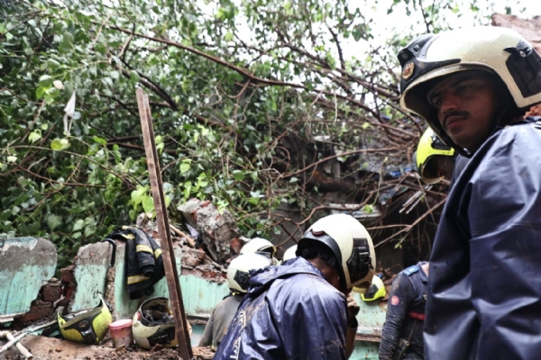 Landslide Kurla Claims Two Death Mayor Inspects Rescue Operations Landslide Kurla Claims Two Death Mayor Inspects Rescue Operations