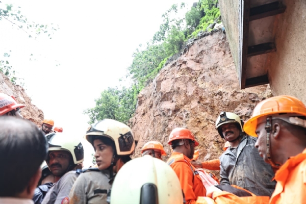 Landslide Kurla Claims Two Death Mayor Inspects Rescue Operations Landslide Kurla Claims Two Death Mayor Inspects Rescue Operations