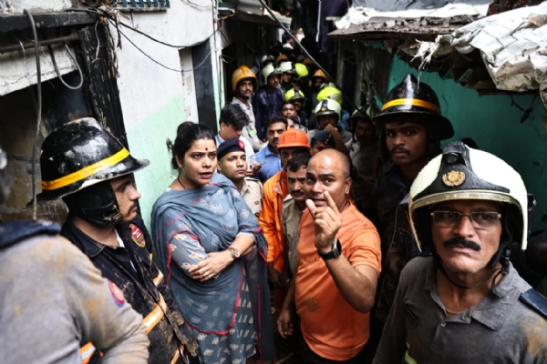 Landslide Kurla Claims Two Death Mayor Inspects Rescue Operations Landslide Kurla Claims Two Death Mayor Inspects Rescue Operations