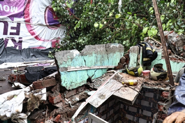 Landslide Kurla Claims Two Death Mayor Inspects Rescue Operations Landslide Kurla Claims Two Death Mayor Inspects Rescue Operations