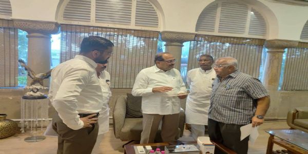 जलसंपदा मंत्र्यांना आ. प्रकाश शेळके यांचे मतदार संघातील विकास कामांबाबत निवेदन