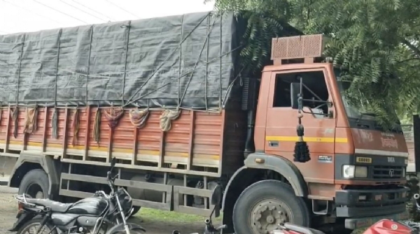 भरधाव आयसर ट्रकची बैलगाडीला धडक; तीन शेतमजूर जखमी