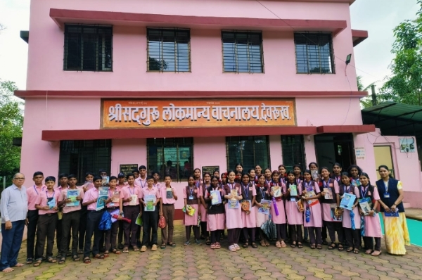 विद्यार्थी सभासदांसोबत वाचनालयाचे अध्यक्ष प्रा. जोशी आणि शिक्षिका सौ. खाडे.