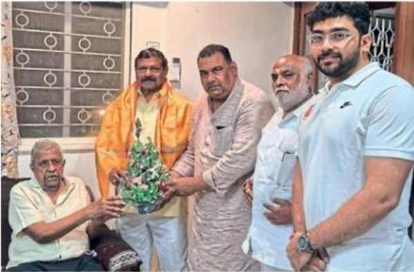 महाराष्ट्र केसरी विष्णू जोशीलकर यांची हव्याप्र मंडळाला भेट