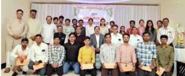विद्यार्थ्यांना मदत