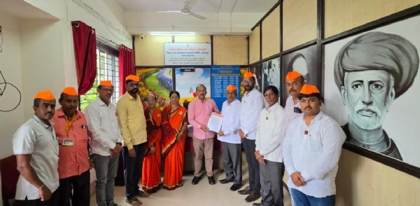 सकल मराठा समाज शिष्टमंडळ निवेदन देताना