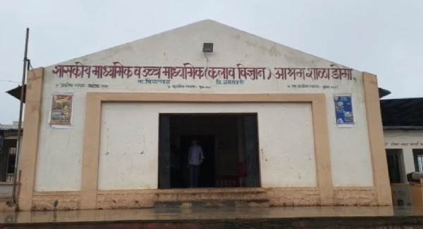 डोमा आश्रमशाळेत शिक्षणाचा बोजवारा;   जीवशास्त्राला शिक्षकच नाही, विद्यार्थी डेक्सबेंचविनाच!