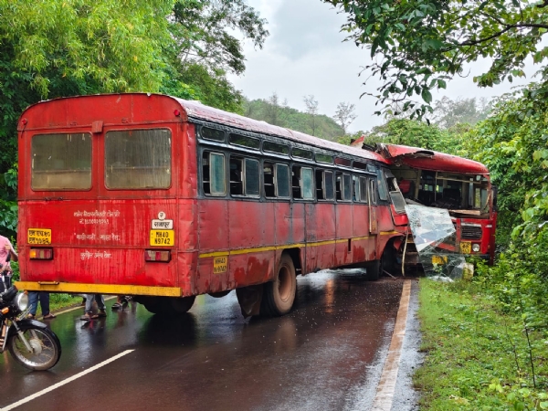 दोन मोटारी एका मोटारीचा  अपघात