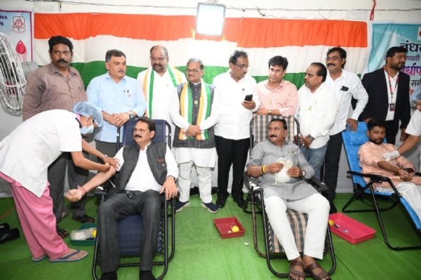 मनपाच्या वर्धापन दिनी माणुसकीचा जागर; रक्तदान व आरोग्य शिबिराला मोठा प्रतिसाद