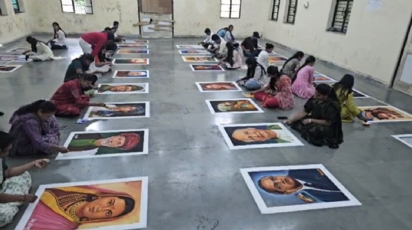 स्वातंत्र्य दिनाच्या दिवशी रांगोळीच्या माध्यमातून थोर महापुरुषांची रांगोळी साकारत दिली मानवंदना.. स्वातंत्र्य दिनाच्या दिवशी रांगोळीच्या माध्यमातून थोर महापुरुषांची रांगोळी साकारत दिली मानवंदना..