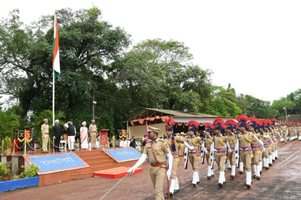 स्वातंत्र्यदिनानिमित्त रत्नागिरी जिल्हा पोलीस पथकातर्फे राष्ट्रध्वजाला मानवंदना