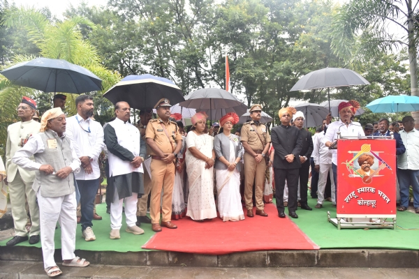 पालकमंत्री प्रकाश आबिटकर यांच्या हस्ते कोल्हापूर जिल्हाधिकारी कार्यालयाच्या प्रांगणात मुख्य शासकीय ध्वजारोहण