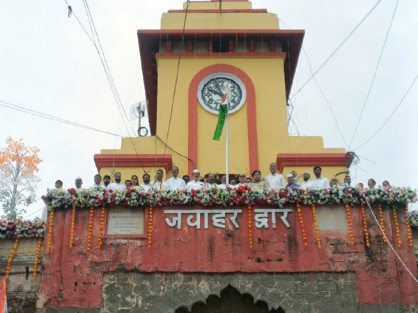 स्वातंत्र्य दिनानिमित्त ऐतिहासिक जवाहर गेट येथे भव्य ध्वजारोहण सोहळा संपन्न स्वातंत्र्य दिनानिमित्त ऐतिहासिक जवाहर गेट येथे भव्य ध्वजारोहण सोहळा संपन्न