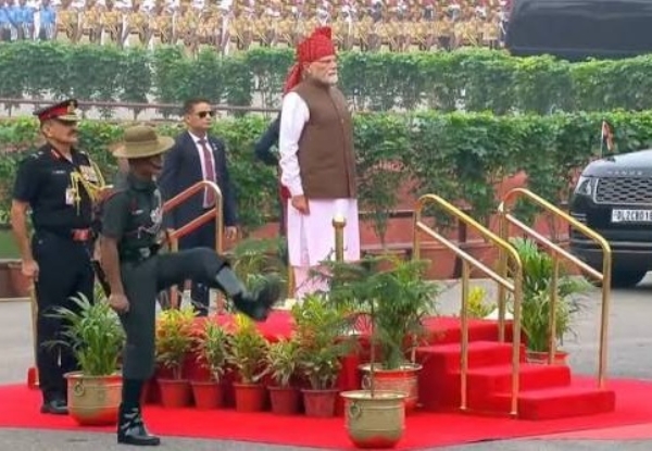 स्वातंत्र्य दिवस लाल किल्ला ध्वजारोहण पंतप्रधान मोदी सलामी