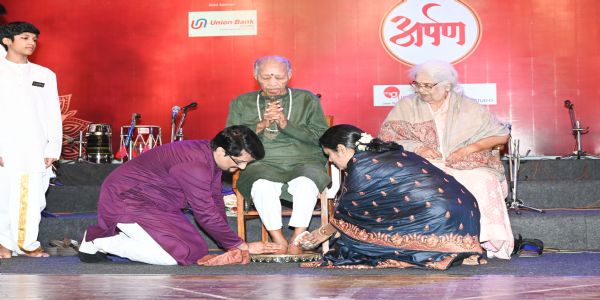 स्वातंत्र्य दिनी गडकरी रंगायतन येथे रंगला गुरू-शिष्य परंपरेचा 