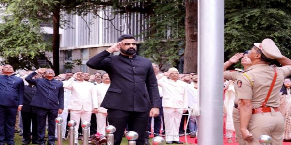 पुणे - जिल्हाधिकारी कार्यालयात स्वातंत्र्य दिनानिमित्त राष्ट्रध्वजाला मानवंदना
