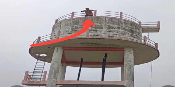 अमरावती जिल्हा परिषद शाळेतील भ्रष्टाचाराच्या तक्रारीवर कारवाई नाही; तरुणाचे पाण्याच्या टाकीवर चढून आंदोलन