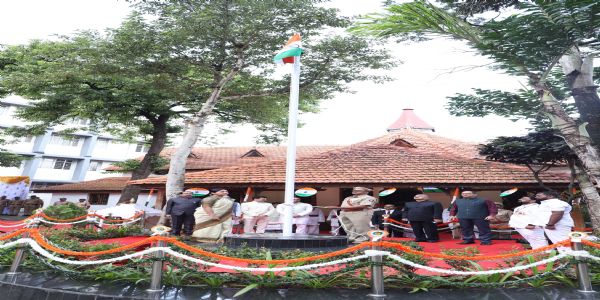 कोल्हापूर सर्किट बेंच येथे ध्वजारोहण समारंभ संपन्न