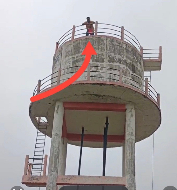 जिल्हा परिषद शाळेतील भ्रष्टाचाराच्या तक्रारीवर कारवाई नाही; तरुणाचे पाण्याच्या टाकीवर चढून आंदोलन जिल्हा परिषद शाळेतील भ्रष्टाचाराच्या तक्रारीवर कारवाई नाही; तरुणाचे पाण्याच्या टाकीवर चढून आंदोलन