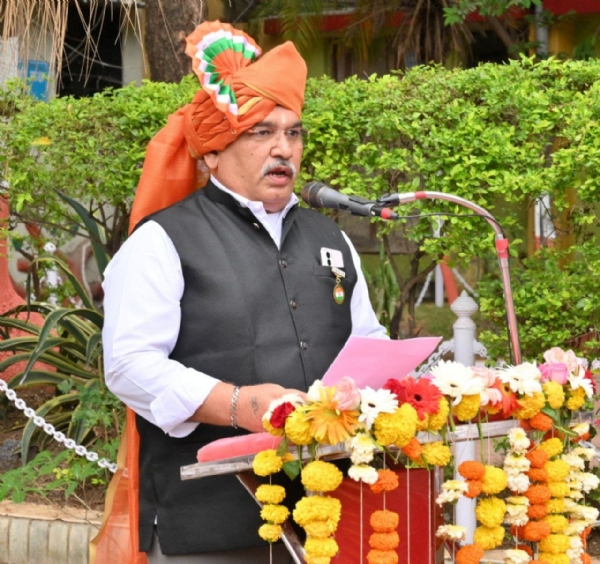 महानगरपालिकेमध्ये स्वातंत्र्य दिनाचा ७९ वा वर्धापन दिन उत्साहात साजरा गुणवंत कर्मचा-यांचा सत्कार