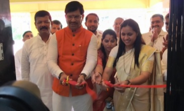 ### आंबिवलीत प्राथमिक आरोग्य केंद्राच्या नूतन इमारतीचे लोकार्पण  **कर्जत :** कर्जत तालुक्यातील आंबिवली-खांदन येथे सार्वजनिक आरोग्य विभाग आणि आदिवासी विकास विभागाच्या संयुक्त विद्यमाने उभारण्यात आलेल्या प्राथमिक आरोग्य केंद्राच्या नूतन इमारतीचे लोकार्पण स्वातंत्र्य दिनाचे औचित्य साधून १५ ऑगस्ट रोजी उत्साहात करण्यात आले. मुख्यमंत्री देवेंद्र फडणवीस यांच्या हस्ते व्हिडिओ कॉन्फरन्सद्वारे या इमारतीचे लोकार्पण झाले. यावेळी कर्जत-खालापूरचे आमदार महेंद्र थोरवे उपस्थित होते.  आदिवासी उपाययोजनेअंतर्गत उभारण्यात आलेल्या या आरोग्य केंद्रामुळे आंबिवली, खांदन, मोगरज आणि परिसरातील २० हजारांहून अधिक ग्रामीण व आदिवासी नागरिकांना आरोग्य सुविधा उपलब्ध होणार आहेत. तालुका आरोग्य अधिकारी डॉ. नितीन गुरव यांच्या माहितीनुसार, कर्जत तालुक्याची एकूण लोकसंख्या २ लाख ५ हजार ६४९ असून तालुक्यात सहा प्राथमिक आरोग्य केंद्रे आणि ३९ उपकेंद्रे कार्यरत आहेत.  आंबिवली प्राथमिक आरोग्य केंद्र हे नवसंजीवनी कार्यक्षेत्रातील केंद्र असून त्याअंतर्गत २० हजार ५३८ लोकसंख्या समाविष्ट आहे. केंद्राच्या कार्यक्षेत्रात आठ उपकेंद्रे असून मोगरज येथे नवसंजीवनीचे एक भरारी पथक कार्यरत आहे. दुर्गम भागातील नागरिकांना तातडीच्या आरोग्य सुविधा मिळाव्यात यासाठी दोन मोबाईल मेडिकल युनिटद्वारेही सेवा पुरविण्यात येत आहे.  उद्घाटन सोहळ्यास समाज कल्याण सभापती नारायण डामसे, सभापती नमिता घारे, उपसभापती चित्र ठाकरे, जिल्हा परिषद सदस्य शेळके, गटविकास अधिकारी सुशांत पाटील, प्रसाद थोरवे, जिल्हाधिकारी डॉ. दयानंद सूर्यवंशी, तालुका आरोग्य अधिकारी डॉ. नितीन गुरव तसेच मोगरज ग्रुप ग्रामपंचायतीचे सरपंच, उपसरपंच, सदस्य व ग्रामस्थ मोठ्या संख्येने उपस्थित होते.  या नवीन इमारतीमुळे माता-बाल आरोग्य, लसीकरण, कुटुंब कल्याण तसेच विविध राष्ट्रीय आरोग्य उपक्रमांना अधिक गती मिळणार आहे. दुर्गम आदिवासी व ग्रामीण भागातील नागरिकांना स्थानिक पातळीवर आरोग्यसेवा उपलब्ध झाल्याने नागरिकांनी समाधान व्यक्त केले.